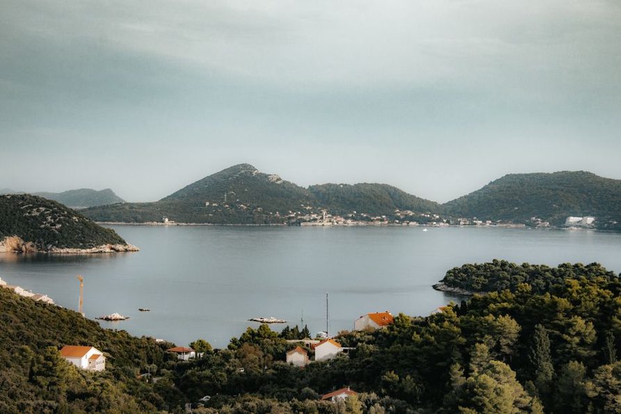 Slikovito dalmatinsko selo okruženo prirodom