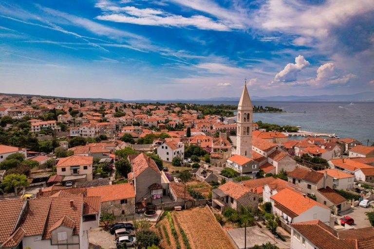 Tradicionalna dalmatinska kuća okružena prirodom