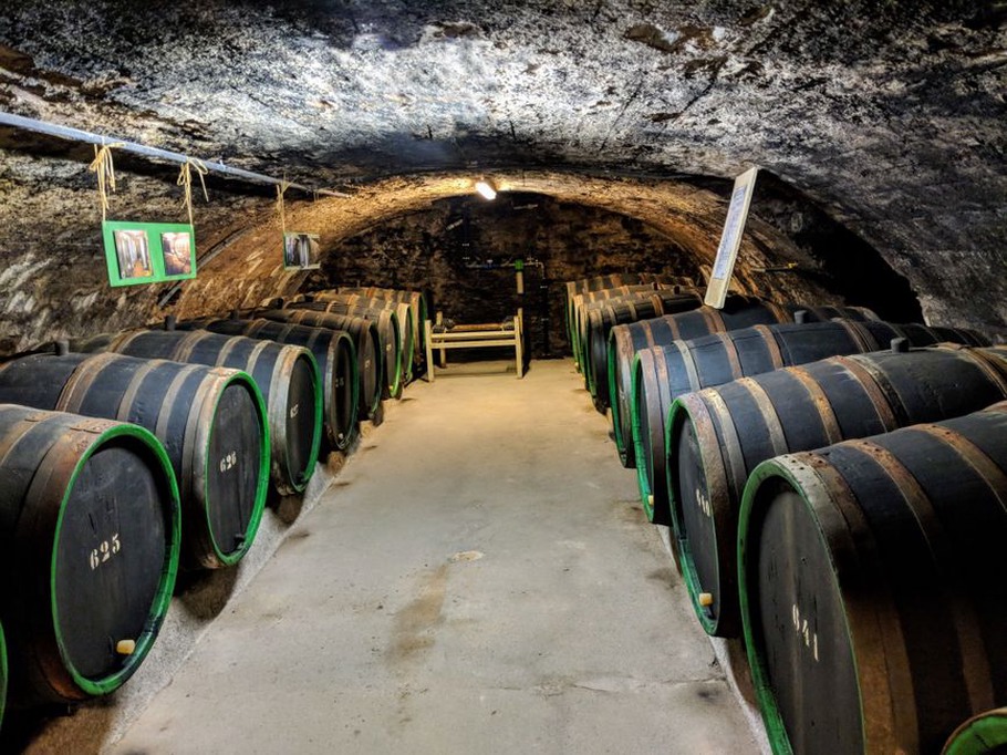 unutrašnjost dalmatinske konobe s bačvama vina
