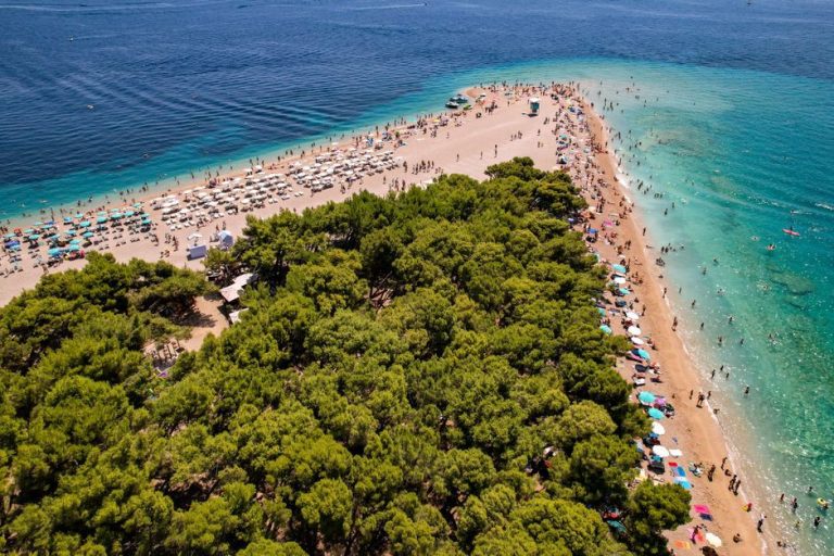 Posjetitelji uživaju u vinskom festivalu u Dalmaciji