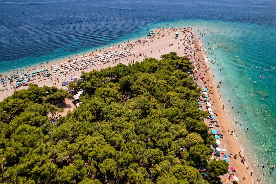 Posjetitelji uživaju u vinskom festivalu u Dalmaciji