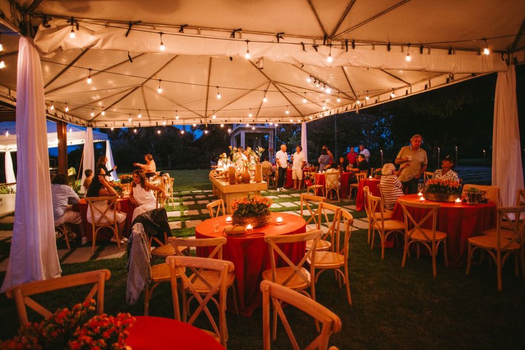 Degustacija vina na festivalu pod šatorom