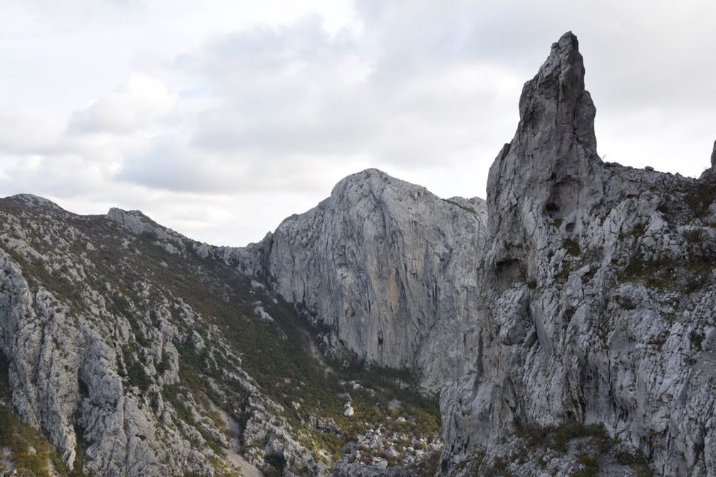 Polja i kamene kuće pod dalmatinskim planinama
