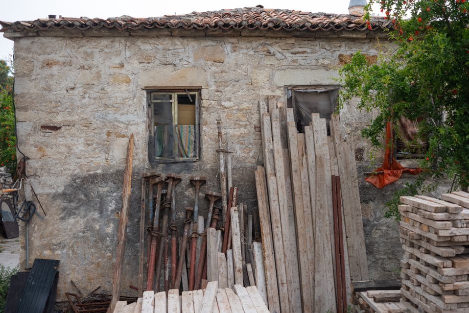Tiho dvorište kamene kuće uz maslinu