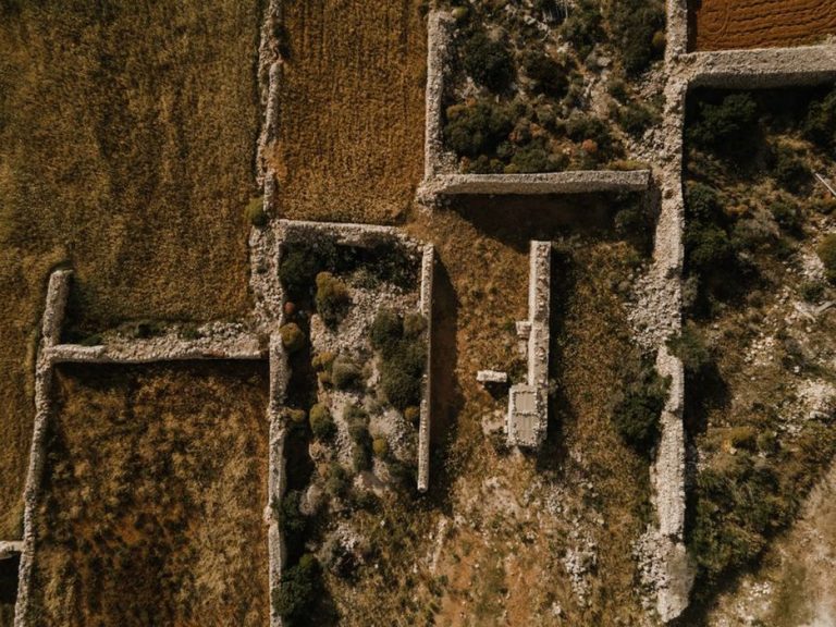 Suhozidi pridržavaju zemlju na strmoj vinogradarskoj padini