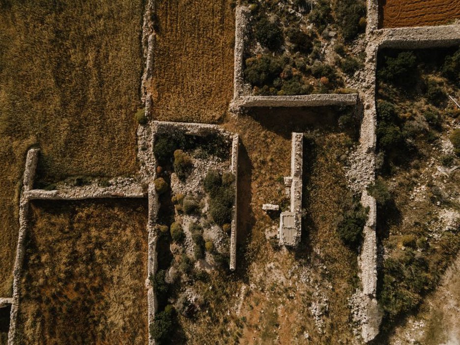 Suhozidi pridržavaju zemlju na strmoj vinogradarskoj padini