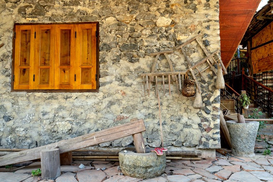 Stari alat uz kamenu kuću i dvorište