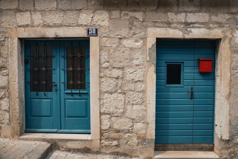 Kamena kuća s obnovljenim dvorištem u dalmatinskom zaleđu
