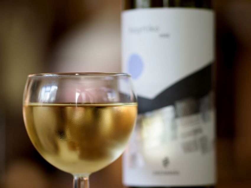 Dvije čaše bijelog vina na stolu u konobi
