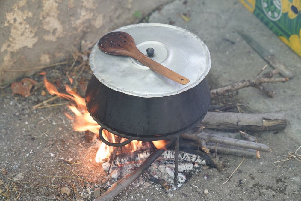 Peka se polako peče pod žeravicom