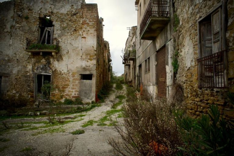 Napuštene kamene kuće uz seoski put