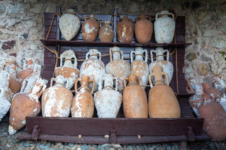 Detalj antičke posude za prijevoz robe morem