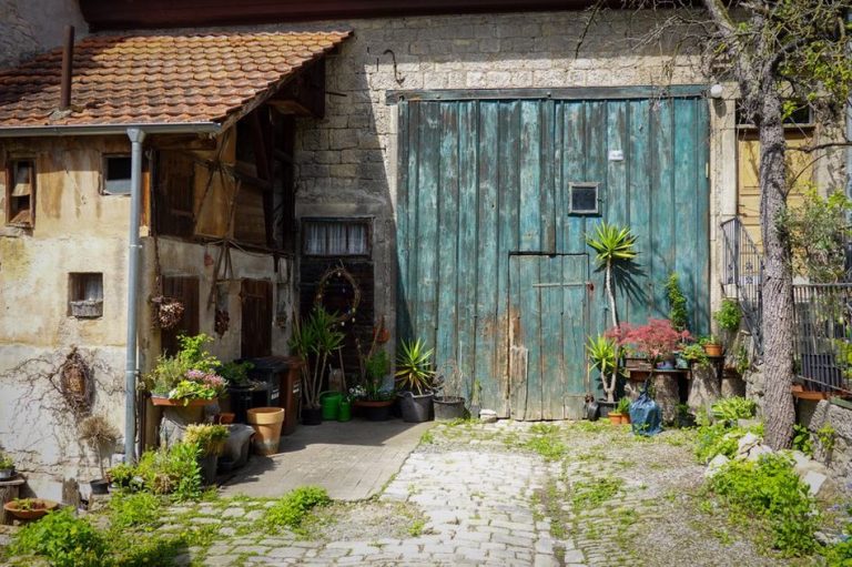 Kamene kuće povezane zajedničkim seoskim dvorom
