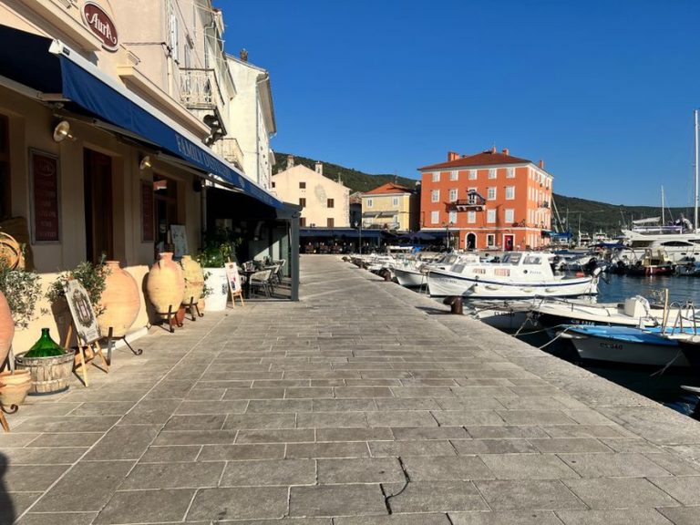 Uzgojalište školjaka u mirnom dalmatinskom zaljevu