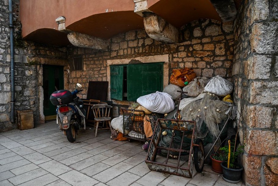Obnovljena kuća s dvorištem i drvenim škurama