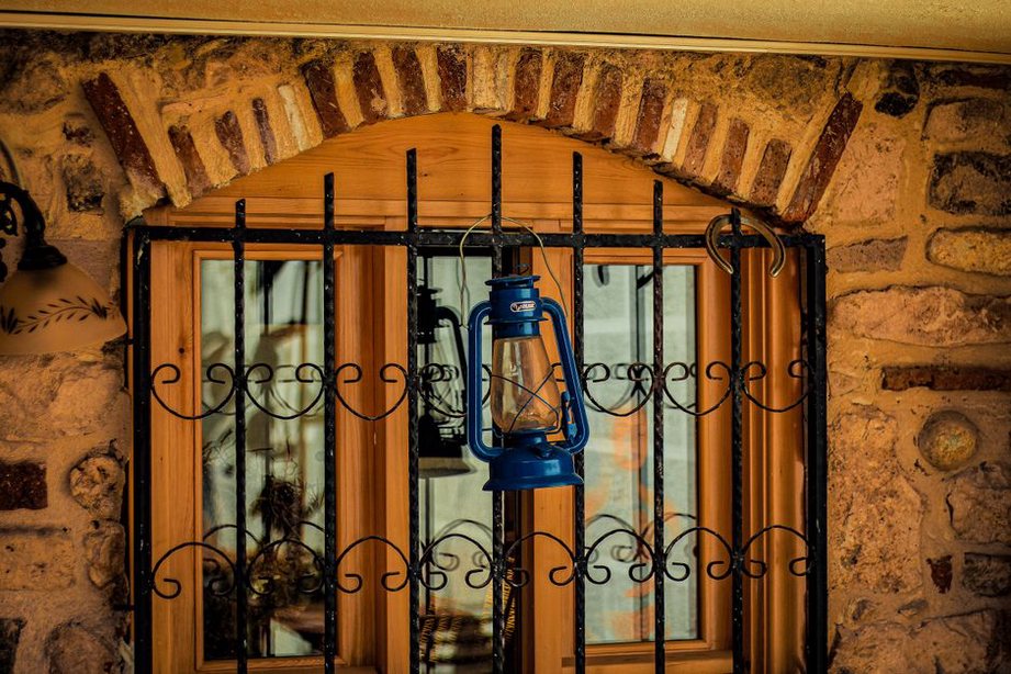 Unutrašnjost obnovljene kamene kuće za goste