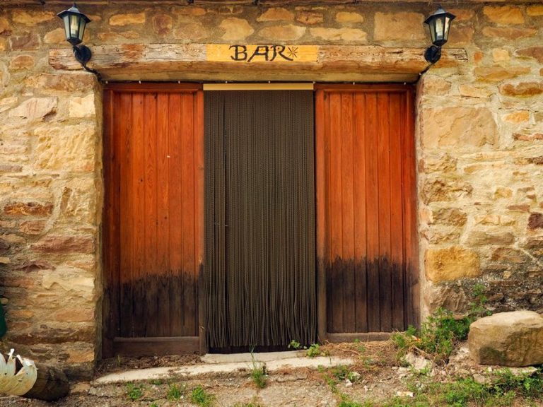Ulaz u seosko gospodarstvo s jasno označenim prilazom