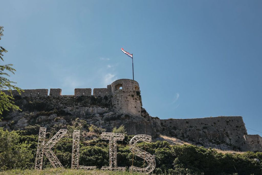 Vinograd omeđen suhozidima na dalmatinskom obronku