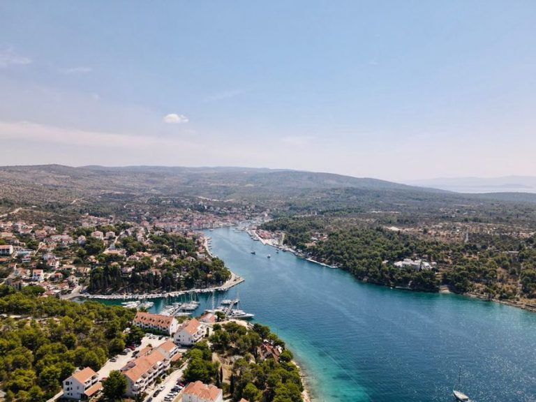 Kamene terase vinograda spuštaju se prema moru